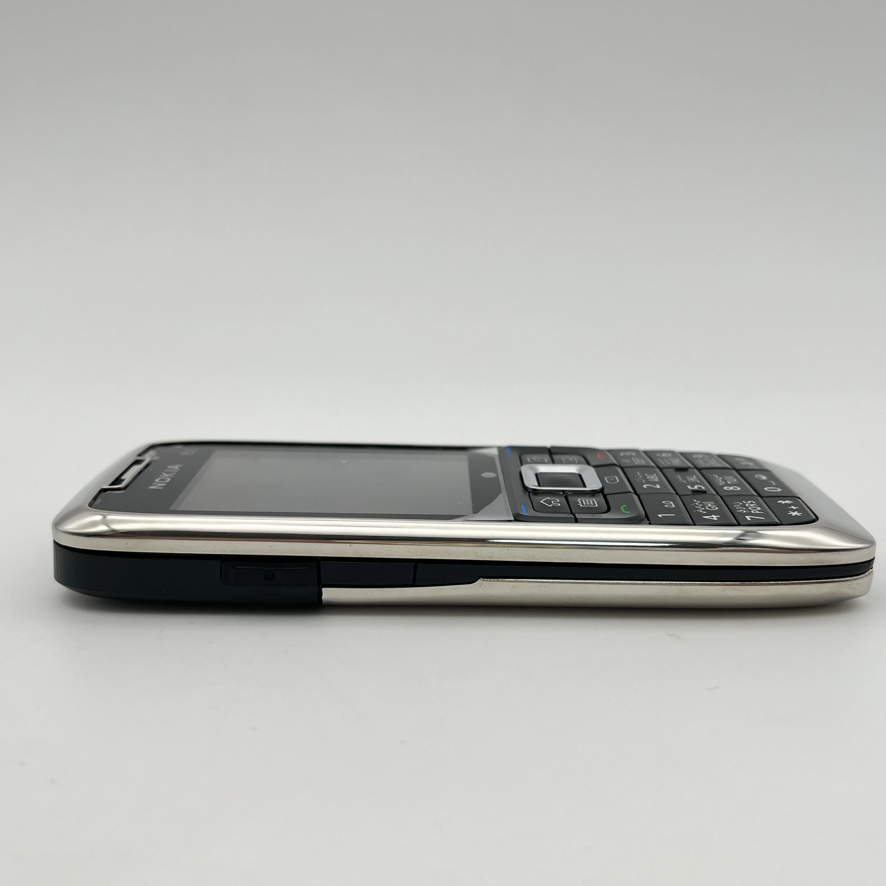 هاتف Nokia E51 الأصلي مصنوع في فنلندا يدعم اللغة الإنجليزية بحالة جيدة
