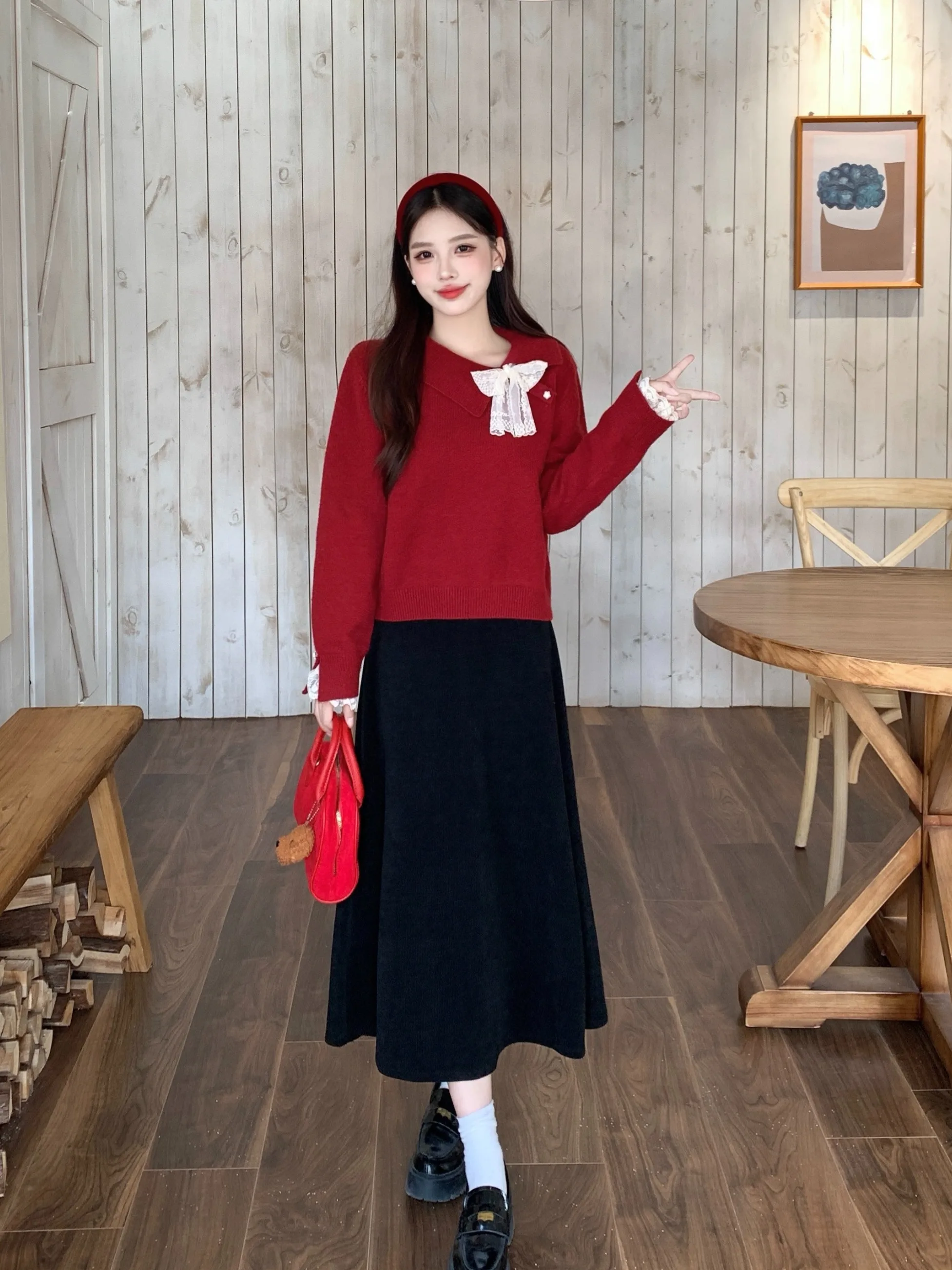 

Комплект из двух предметов: винтажная юбка А-силуэта с завышенной талией и свитер с узлом для женщин больших размеров. Модный тренд осени-зимы.