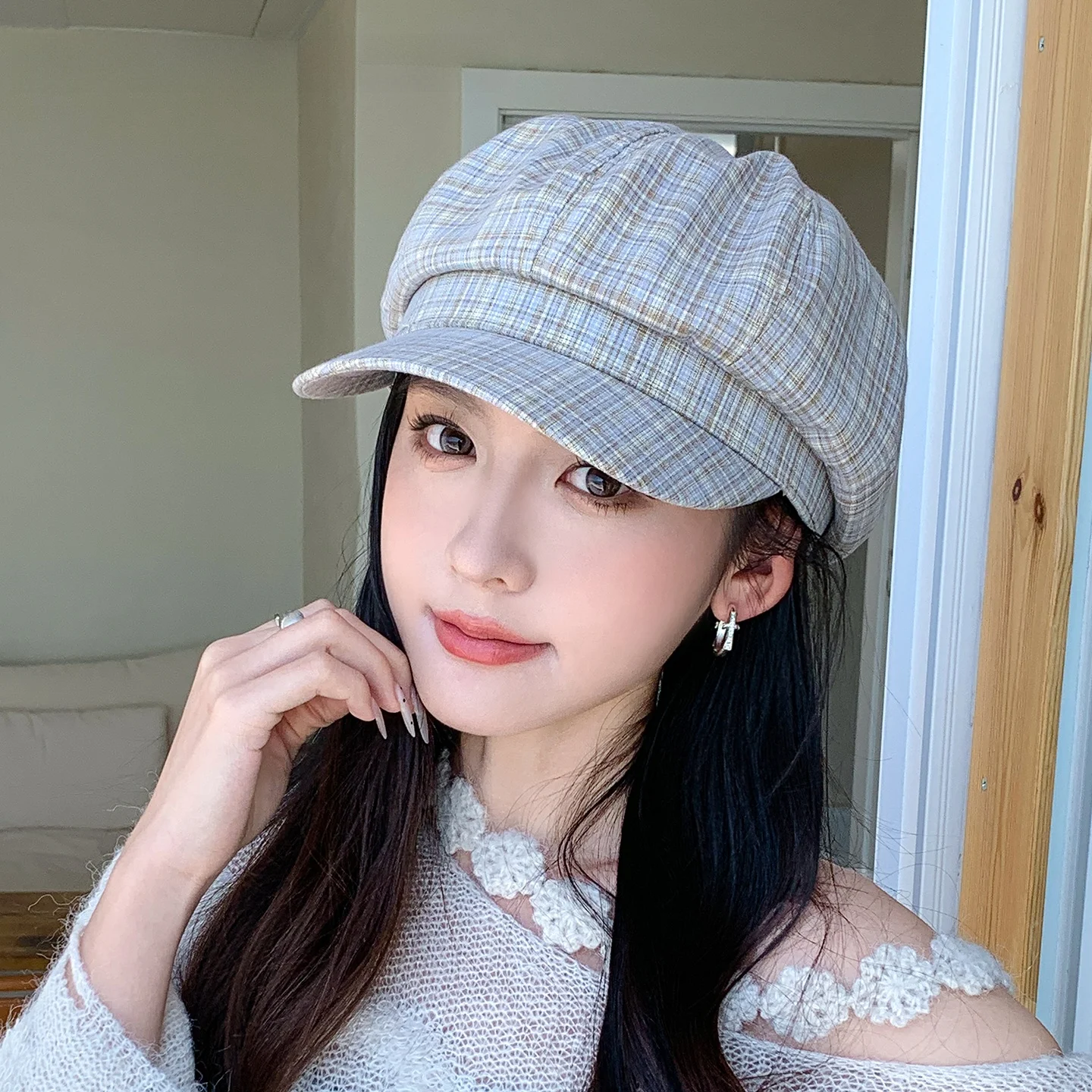 beret-officiel-de-la-boutique-charlie-kelli-modele-pour-femmes-ideal-pour-le-printemps-et-l’ete-style-decontracte-et-tendance-motif-a-carreaux-design-simple-et-elegant