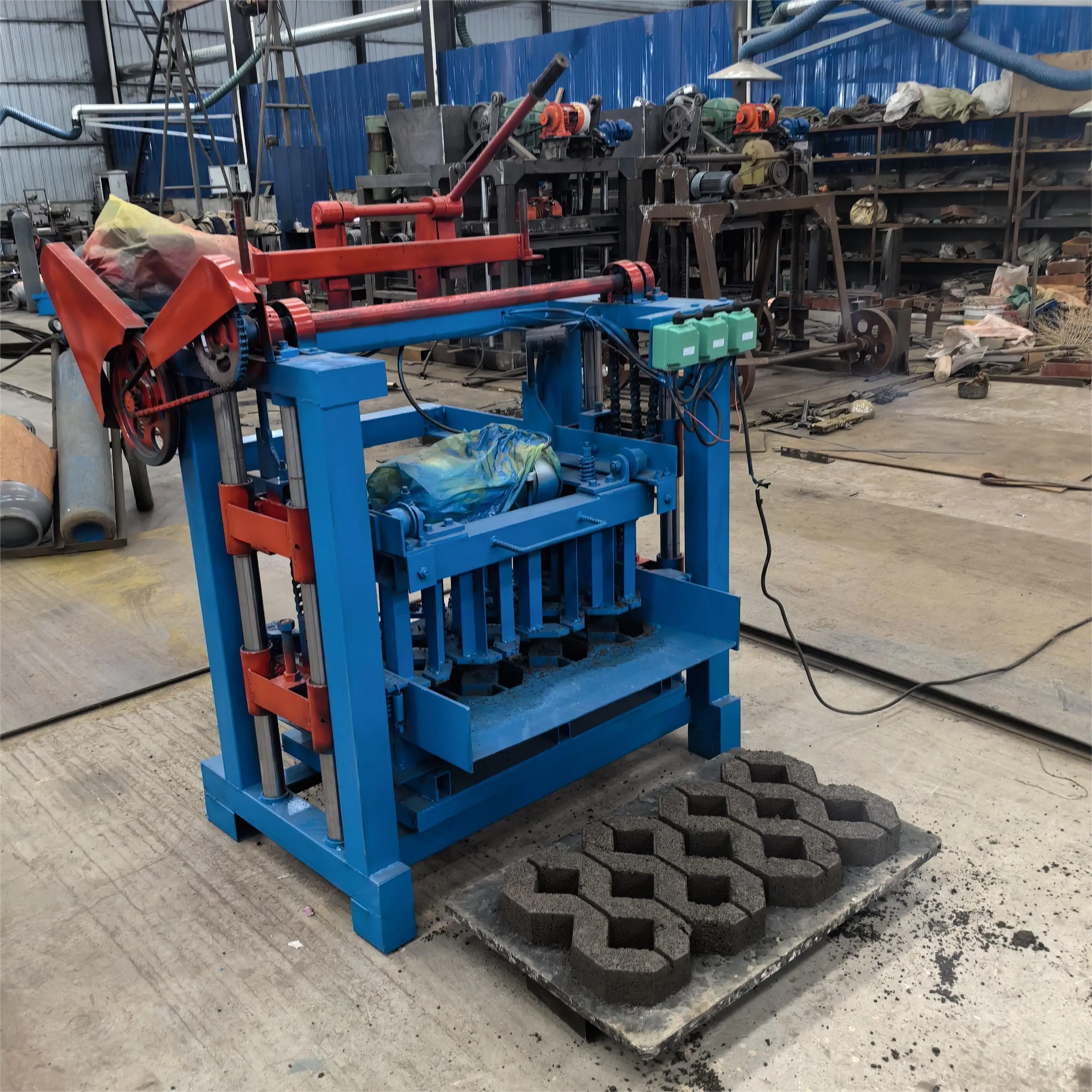 完全油圧自動中空赤レンガブロックマシン、油圧連動モバイル小型レンガ製造機