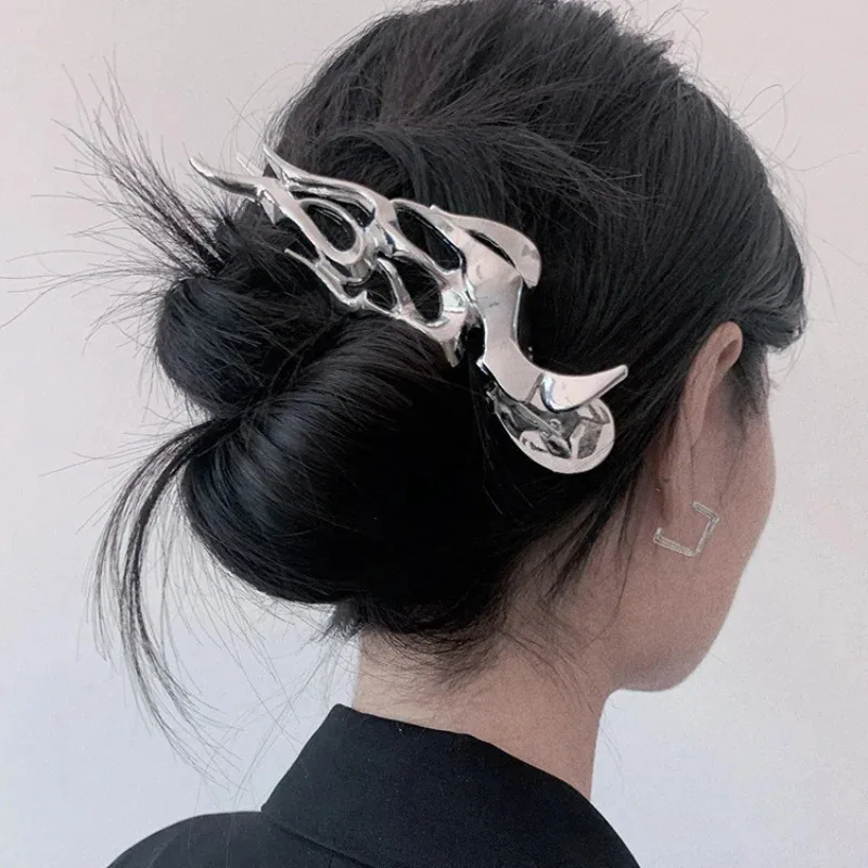 

2025 Punk Metal Hair Claw Niche Design Sense Of Metal Wind Large Grasp Clip Senior Of Light Luxury Shark Claw