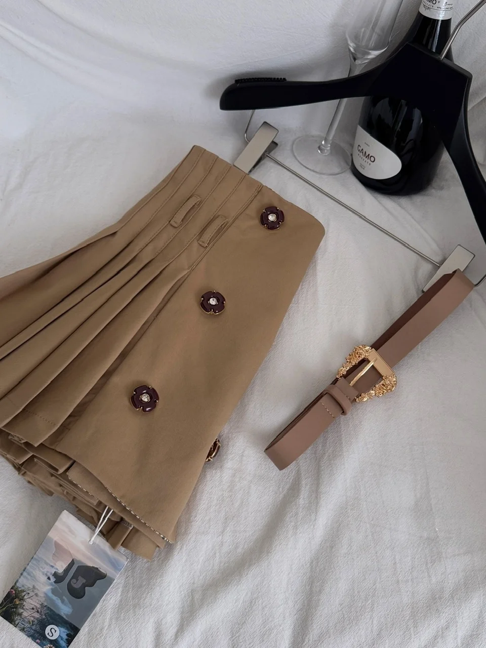   กระโปรงผู้หญิงทรงเอวสูงจีบติดกระดุมเก๋ไก๋ แฟชั่นช่วยให้ดูผอมเพรียว เหมาะสำหรับใส่ไปทำงานในฤดูใบไม้ร่วง ทรงเข้ารูป ผลิตจากโพลีเอสเตอร์