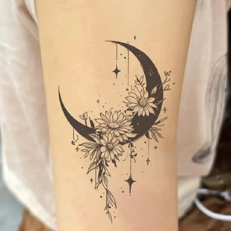 Come scegliere un tatuaggio luna per il polso: consigli utili