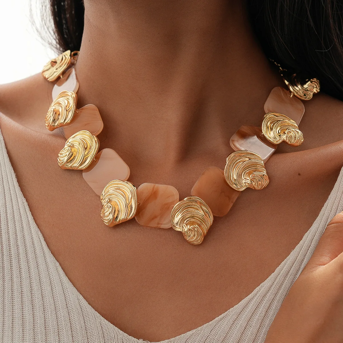 

Bohemian Golden Wrinkled Shell Spiral Necklace for Women Resin Geometric Square Choker Necklace Vintage Neck Jewelry Accessory