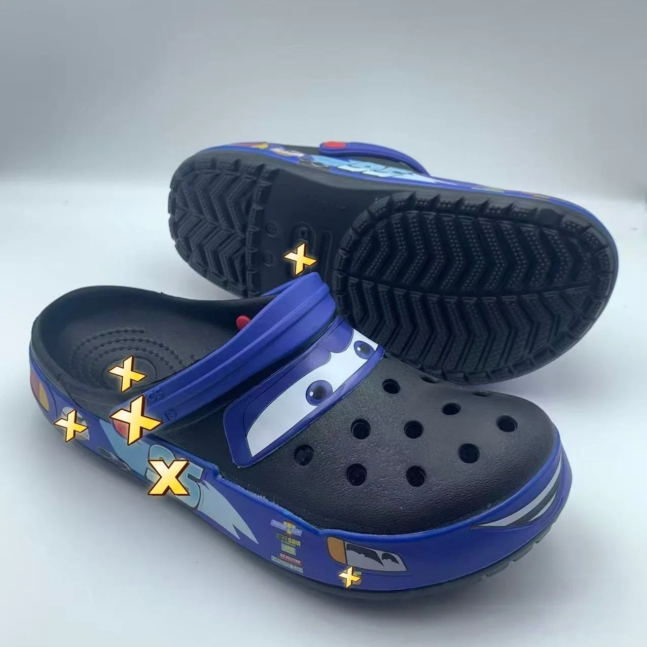 Cartoon 95 Rennwagen-Themen-Clogs für Jungen, weiche, bequeme EVA-Lochschuhe, süße Schlupfsandalen, originelles Geburtstagsgeschenk für Autoliebhaber