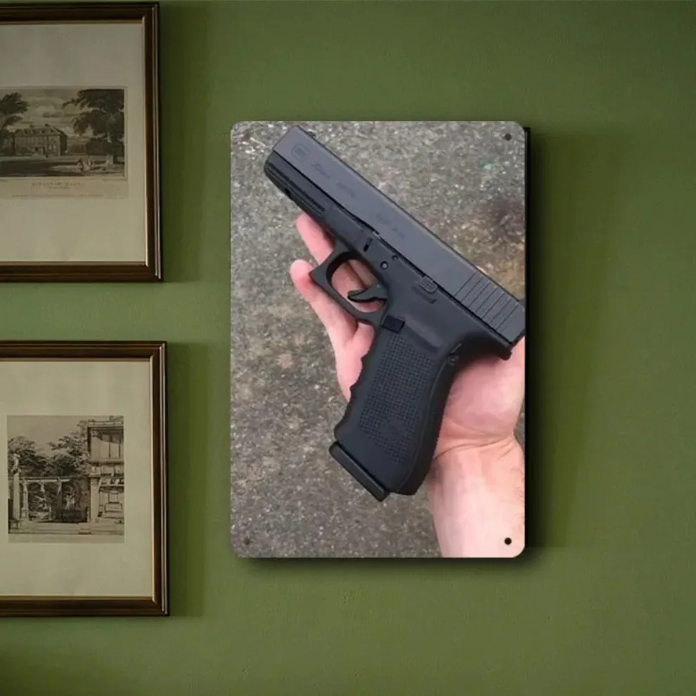 True Man's ToysElegantes Wandkunstschild aus schwarzem Eisen – Glock-Hand-Design, Vintage-Metalldekor für Zuhause, Bar, Garage und Café