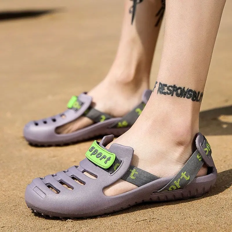 

Уличная обувь с закрытым носком и плоскими отверстиями для мужчин, пляжные и взрослые, роскошные дизайнерские сандалии высокого качества 2024, оригинальные мужские сандалии