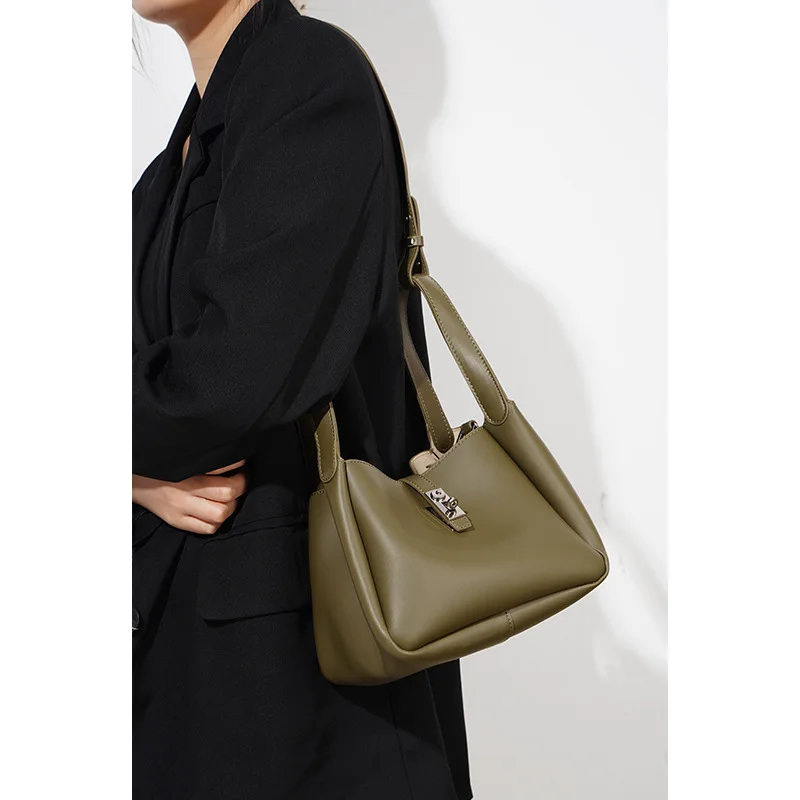 

Стильная водонепроницаемая сумка для подгузников с удобным ремнем для семейных прогулок и поездок.