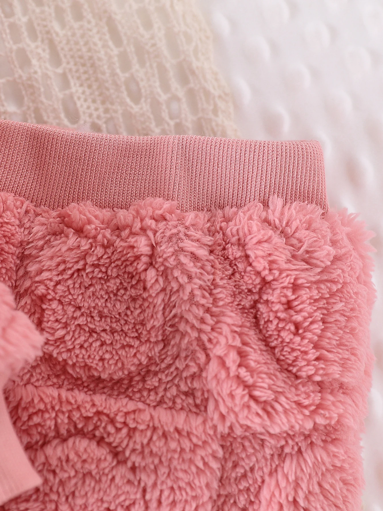 طقم مكون من قطعتين من أنماط الرسوم المتحركة العصرية واللطيفة للفتيات الصغيرات، طقم بلوزات وسراويل بغطاء للرأس من قماش الفرو السميك لفصل الشتاء