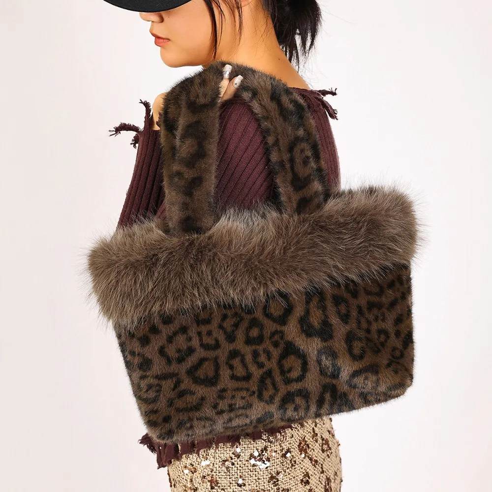 Elegante Leopardenmuster-Pelztasche, weiche, warme Schultertasche, geräumige, pelzige Handtasche für Damen. – Detail 16