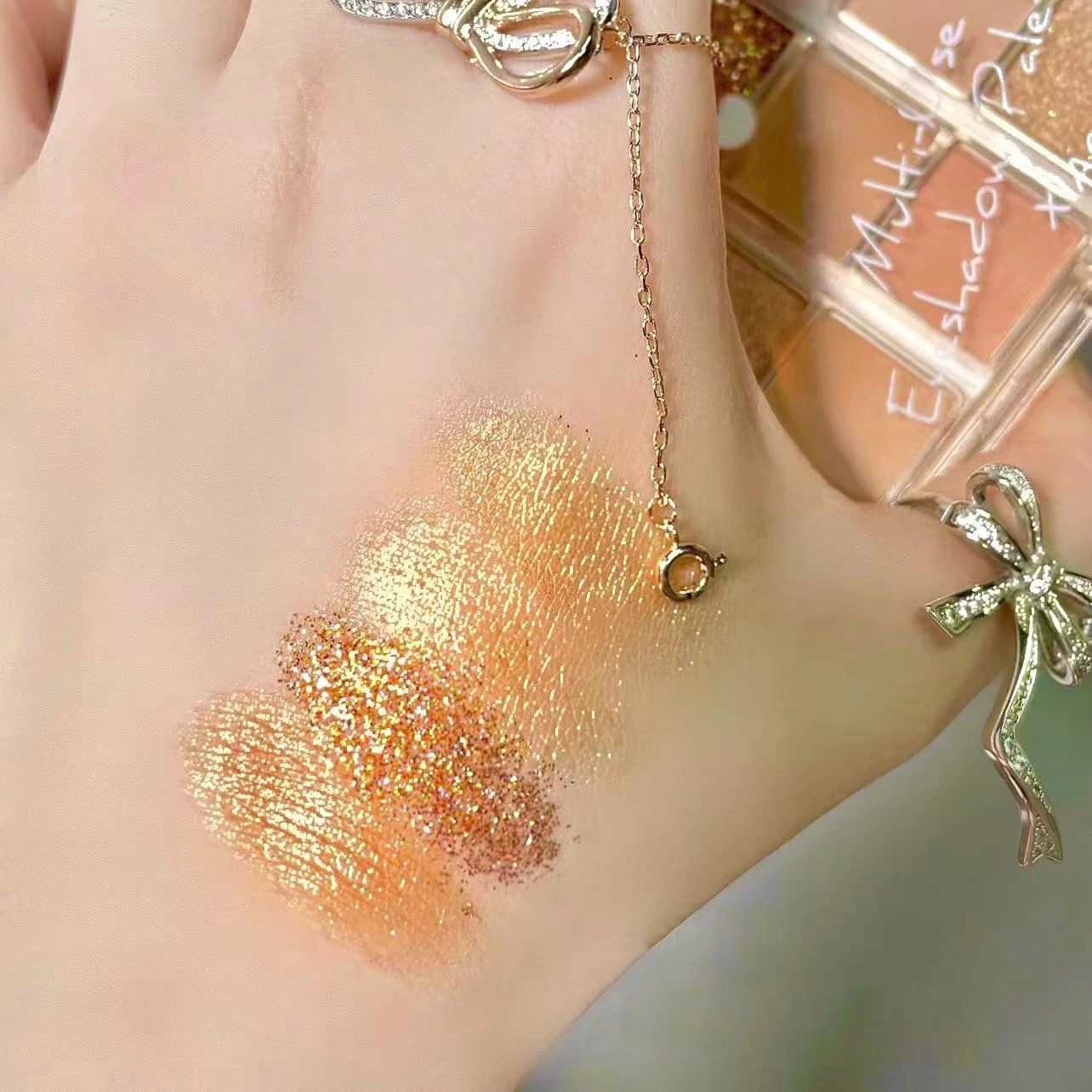 美しい12色のアイシャドウパレット、パールのような砕いたグリッター、マットミルクティー、アースカラーのスパンコール、細かい輝きのナチュラルアイシャドウ