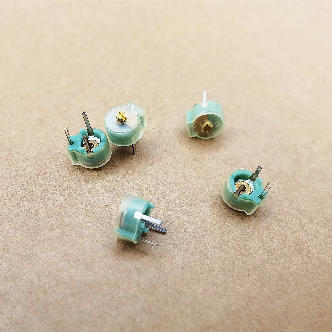 

Original CYM1 thin film fine tuning capacitor variable capacitor 4~27pf 8MM tunable capacitor film dielectric capacitor Inductor