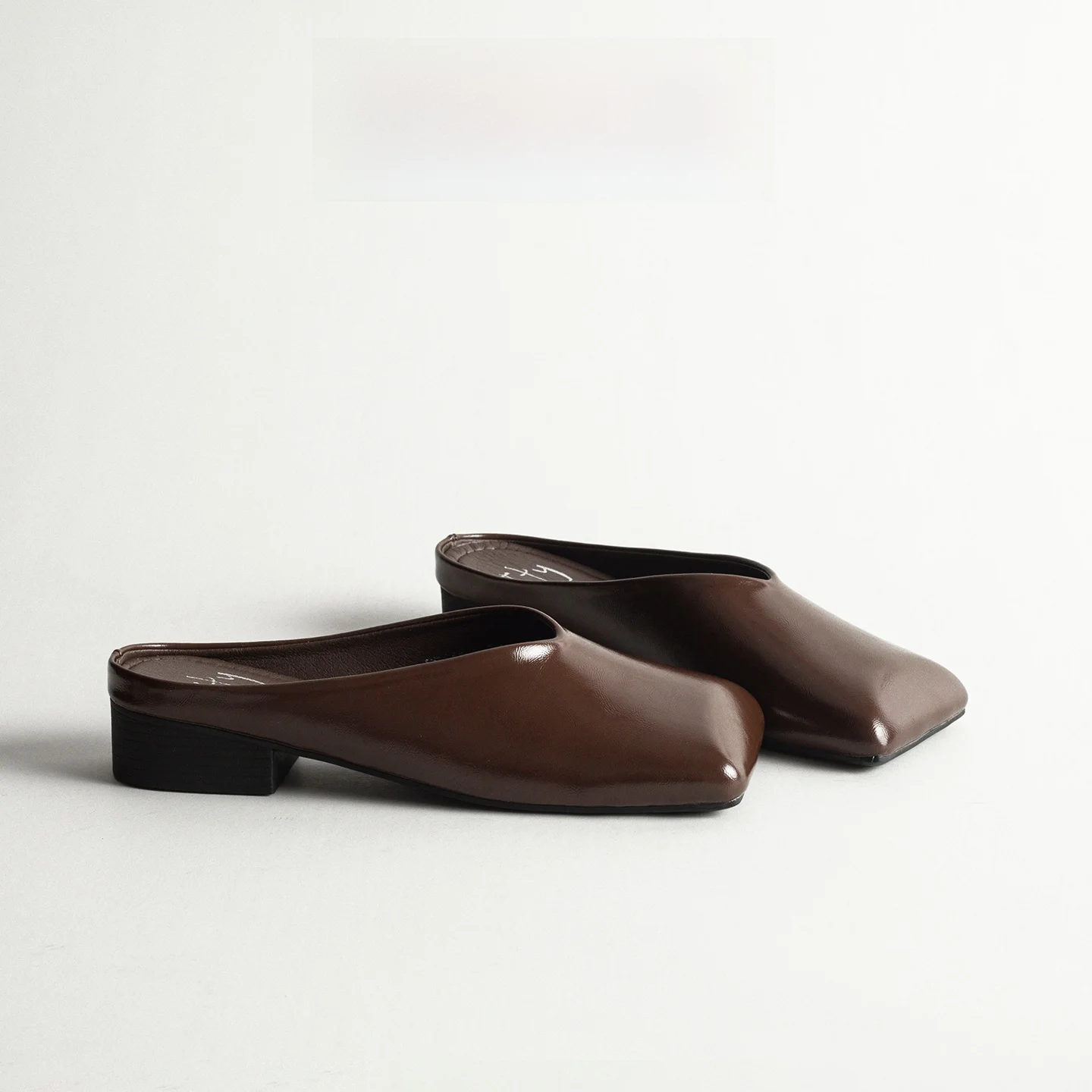 

Leather Chunky Heel Design Sensation Small Audience Covered Head Semi Slippers Women Summer Outdoor Casual Simple Slip-On Mul...