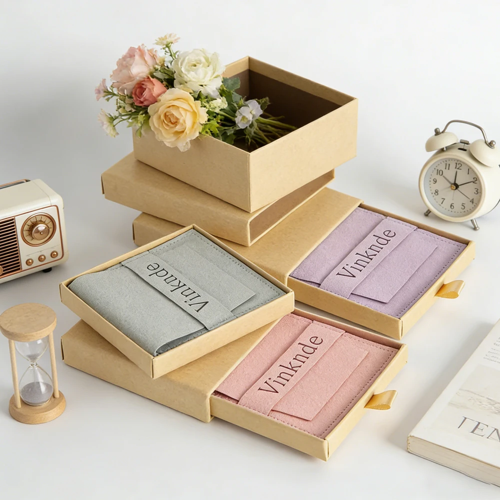 

50 шт. коричневая картонная подарочная коробка с индивидуальным логотипом, ящик для ювелирных изделий, упаковочные коробки для колец, подвесок, сережек, чехол, замшевая сумка из микрофибры