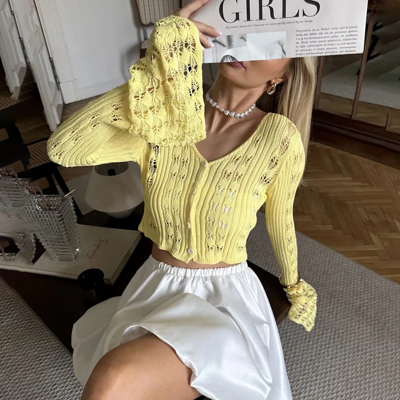 เสื้อสเวตเตอร์ครอปสปริง 2026 สำหรับผู้หญิง ถักนิตติ้ง แขนยาว คอวี เซ็กซี่ เสื้อสเวตเตอร์ท็อปส์ สตรีทแวร์ ทรงหลวม เสื้อคาร์ดิแกนสั้น เสื้อยืด