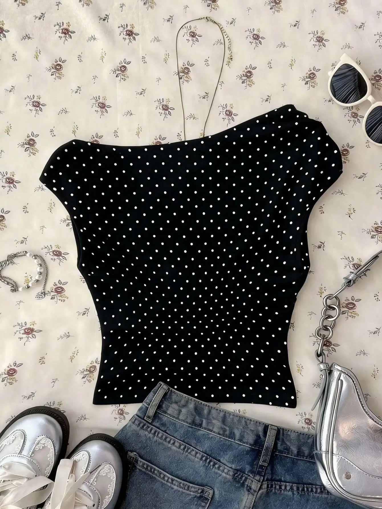 Women's Off-Shoulder Polka Dot Slim Crop Top, Black Base with White Dots, Ruched Asymmetrical Shoulder Tee for Beach Party, Dati