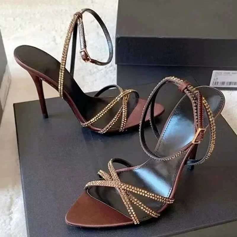 Luxo strass fino salto alto feminino tornozelo cinta sexy apontou toe sandálias femme verão novo dedo do pé aberto cetim banquete vestido sapatos