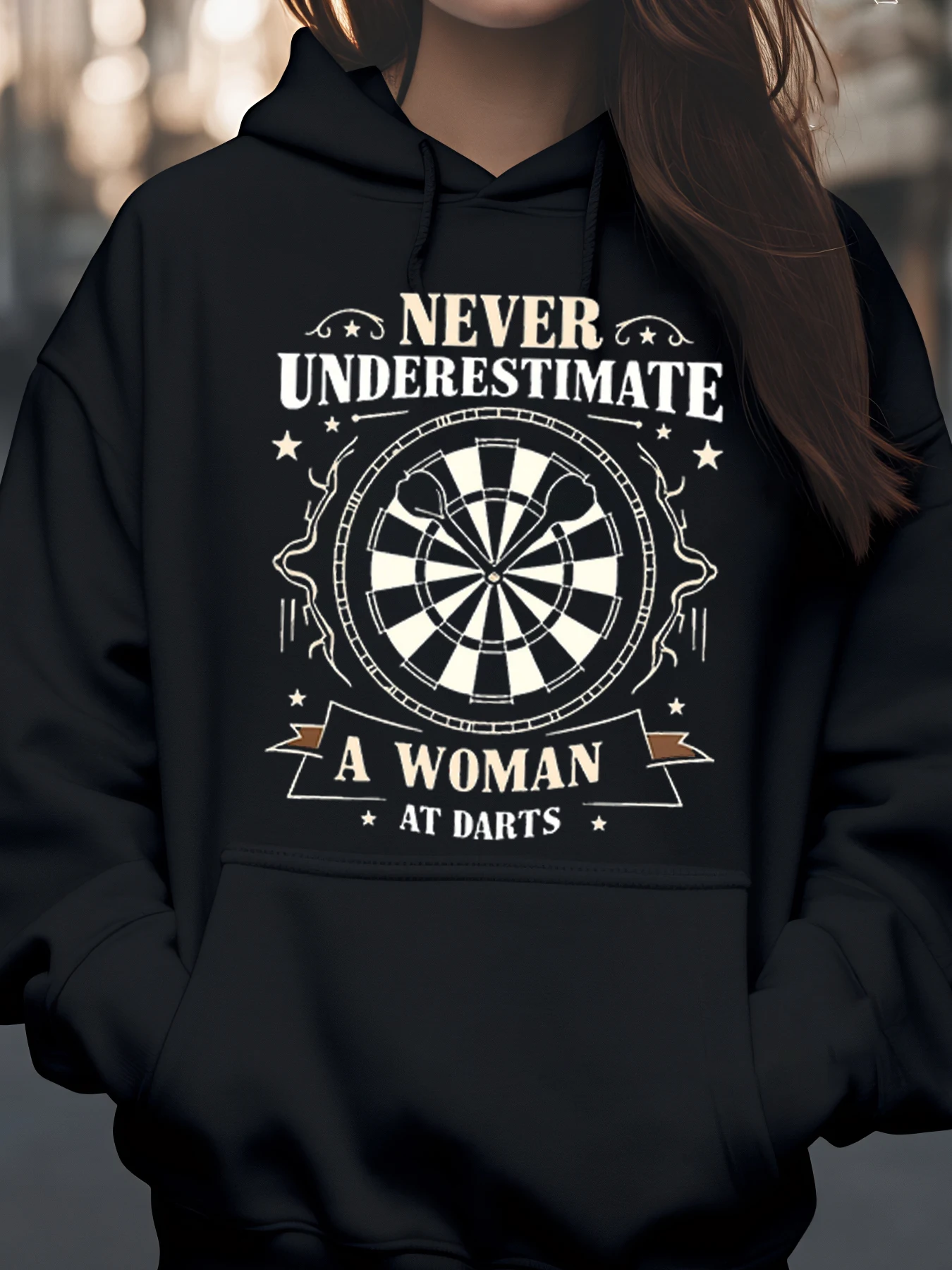 طباعة لوحة رمي السهام لا تقلل أبدًا من تقدير المرأة في ملابس كاجوال بقلنسوة للنساء للألعاب والأنشطة الترفيهية