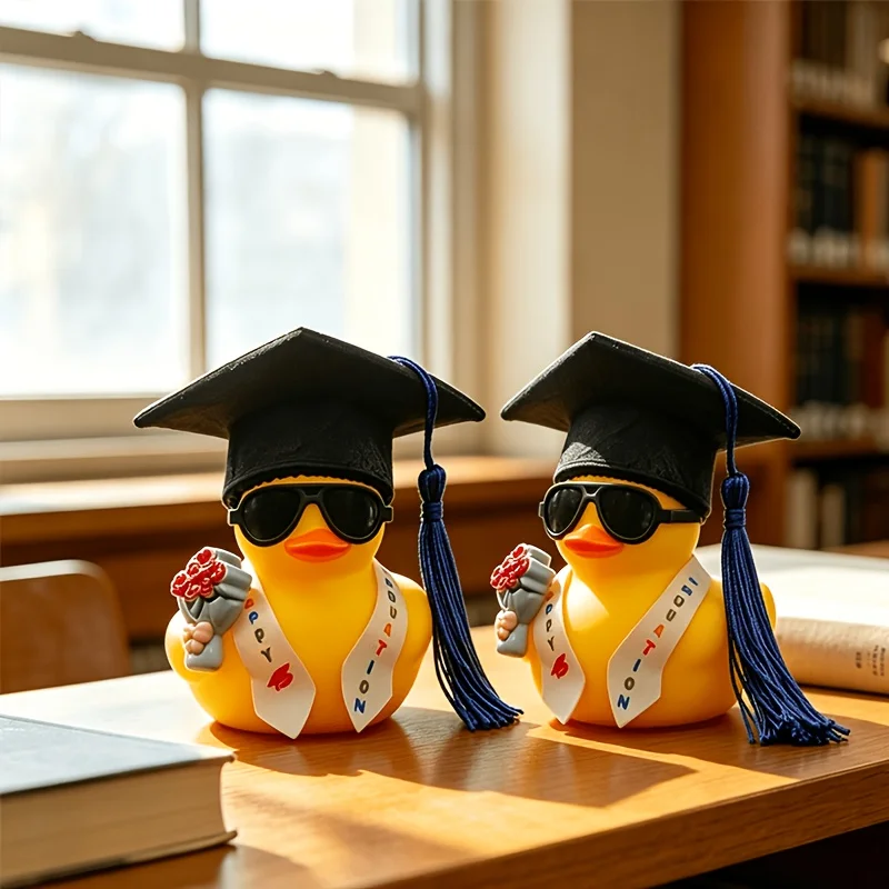 Juego de 2 adornos de pato con borla de graduación, pato amarillo con gafas, flor de graduación y diploma - Decoración para el salpicadero del coche, recuerdo de fiesta de graduación, decoraciones de graduación, regalo de graduación