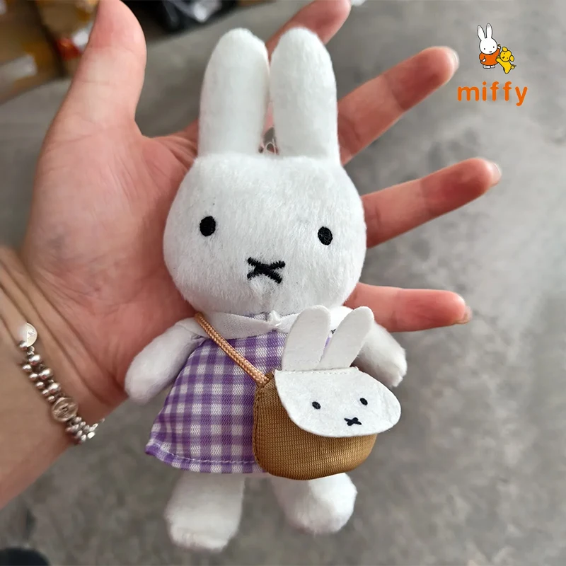 Kawaii Miffy Plush จี้อะนิเมะกระโปรงลายสก๊อตสีม่วงกระต่ายตุ๊กตาของเล่นกระเป๋าเป้สะพายหลังการ์ตูนอุปกรณ์เสริม Dopamine พวงกุญแจสาวของขวัญ