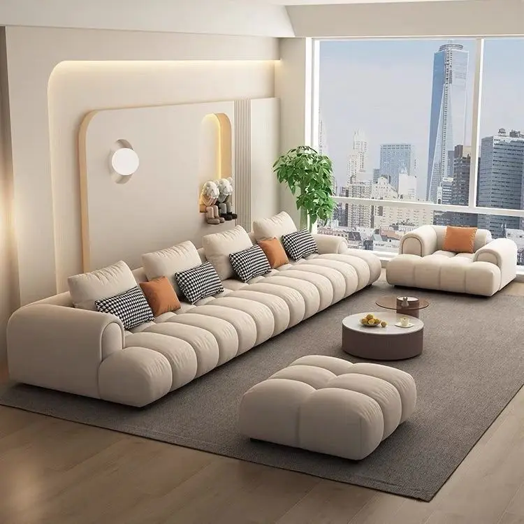 Dormitorio minimalista moderno, sofá de tela, sofá de viento crema, tela de tecnología de lujo ligera, sala de estar de nube, casa de alquiler cuadrada