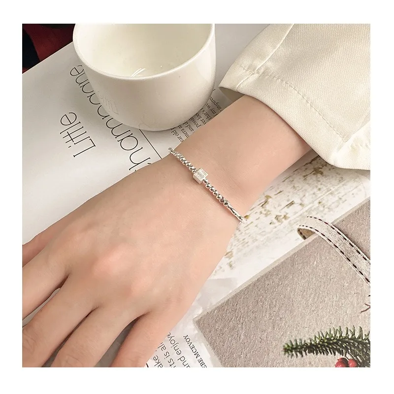 

Браслет Kalaini Broken Silver Square для женщин: нишевый дизайн, легкая роскошь, геометрические элементы, многослойный.
