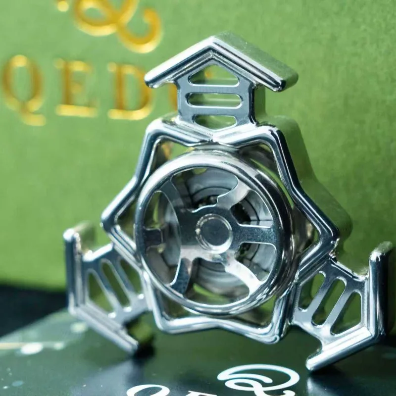 QEDC Beijing Exhibition Edição limitada Brinquedo de descompressão de mesa Fidget Spinner de três páginas