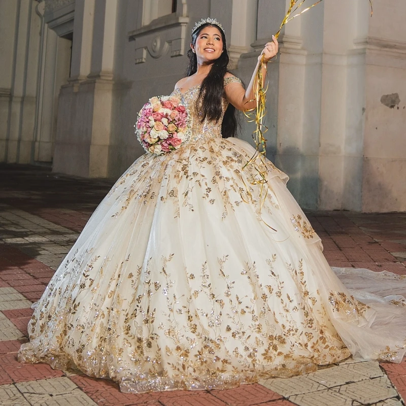 

Светлые блестящие платья Quinceanera цвета шампанского с открытыми плечами и аппликацией из блесток, кружевной корсет с бисером и кристаллами, тюль для вечеринки, дня рождения, сладкий