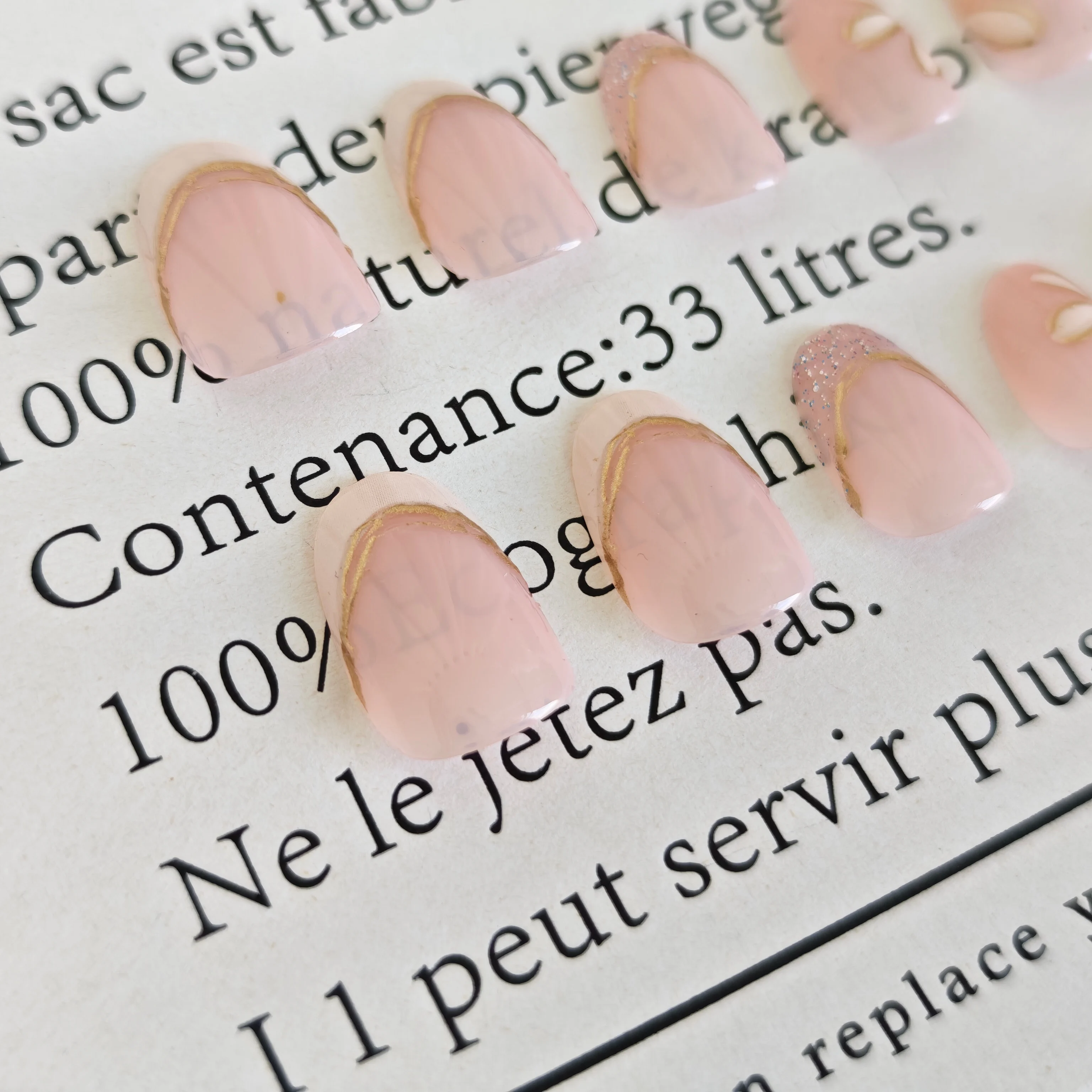 24 pièces douces élégance française ongles à pression-forme courte d'amande avec délicat ensemble de faux ongles à paillettes florales 3D