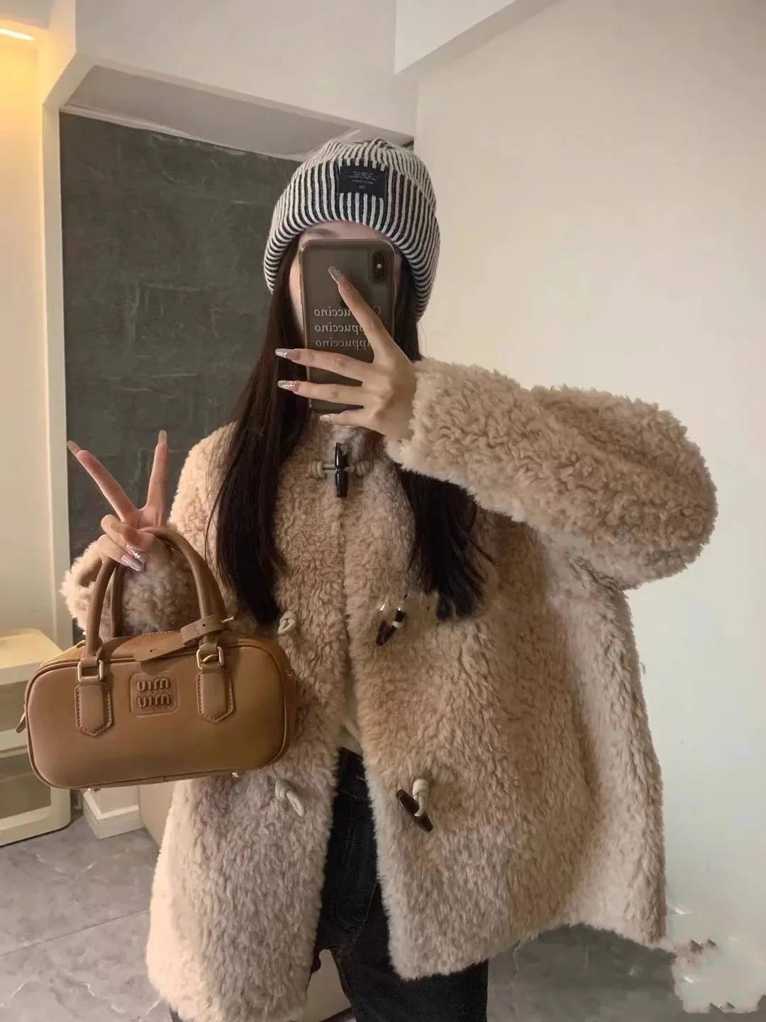 UMI MAO Schaffell Lammfell Mantel Frauen Mit Horn Tasten Volle Wolle Pelz Integrierte Schaffell Echtpelz Jacken Femme