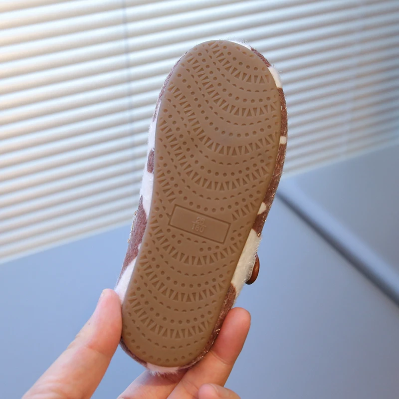 ニューキッズ フラットシューズ 牛柄 バックル付き 滑り止め 女の子向け ファッションシューズ マジックテープ ソフトボトム PUレザー 子供用 メリージェーンシューズ