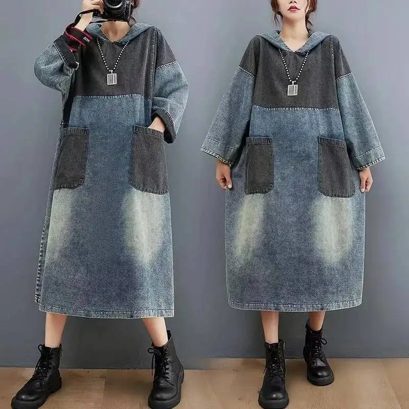 فستان بقلنسوة من قماش الدنيم المتباين على الموضة للنساء لربيع وخريف 2024 فساتين رعاة البقر البيضاء كبيرة الحجم فضفاضة بأكمام طويلة