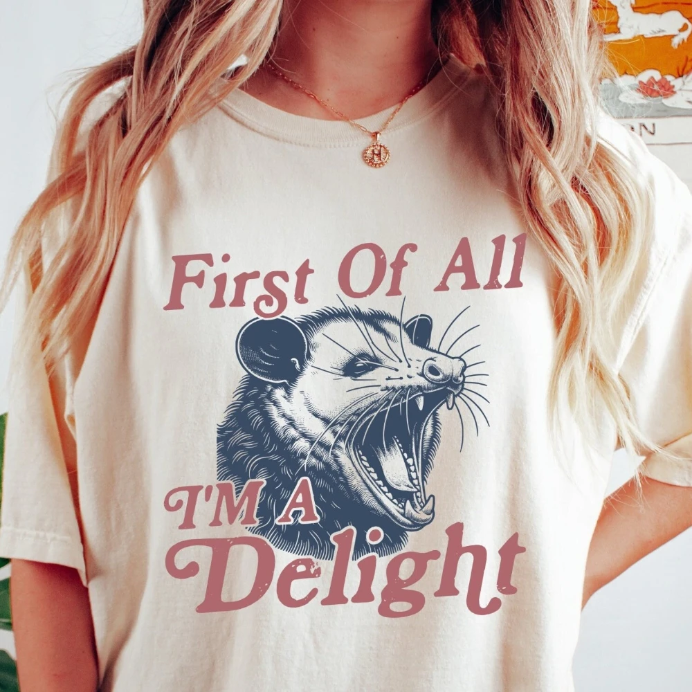 First of All I'm A Delight T-Shirt Vintage Possum Tshirt Funny Retro Shirt Graphic Tee Women's Aesthetic Minimalist Fashionable