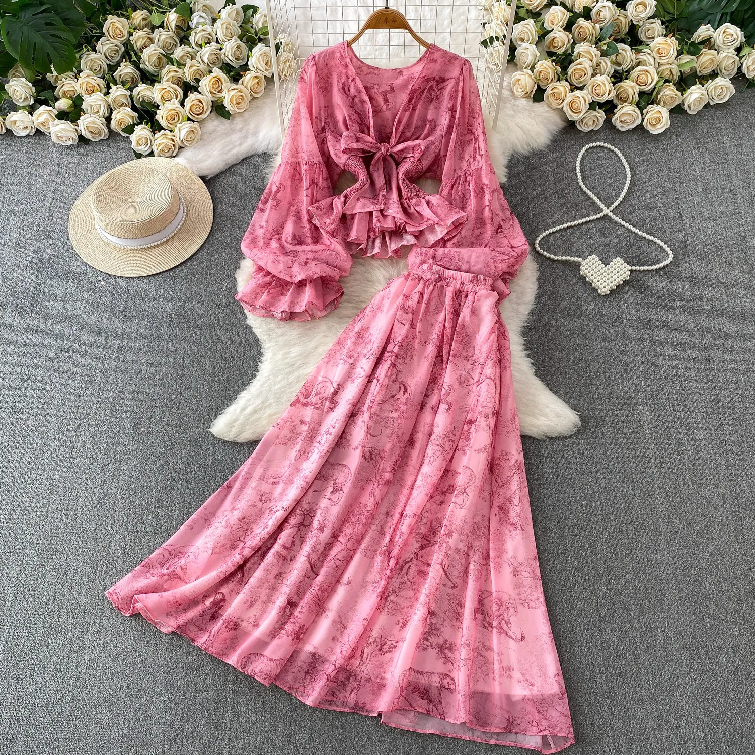 

Элегантный комплект из двух предметов с цветочным принтом: женский топ с V-образным вырезом и завязками спереди и струящаяся макси-юбка в стиле бохо, летний наряд для отпуска