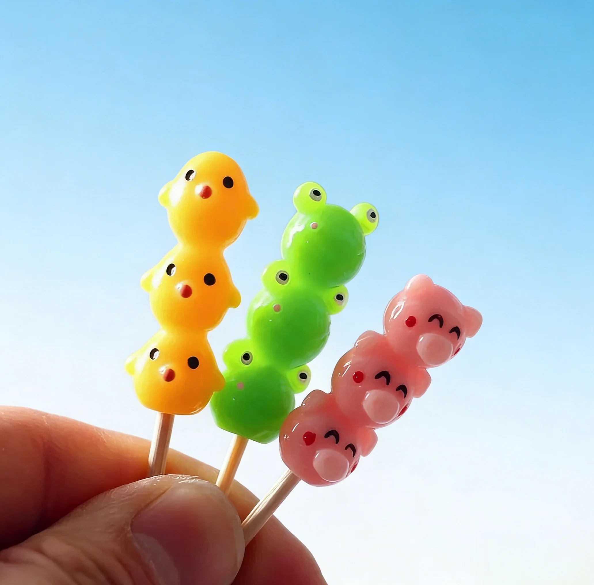 5 Stück 1/12 Puppenhaus-Mini-Cartoon-Tomaten auf Stäbchen, Miniatur-Lebensmittel-Spielzeugmodell für Soldatenpuppen