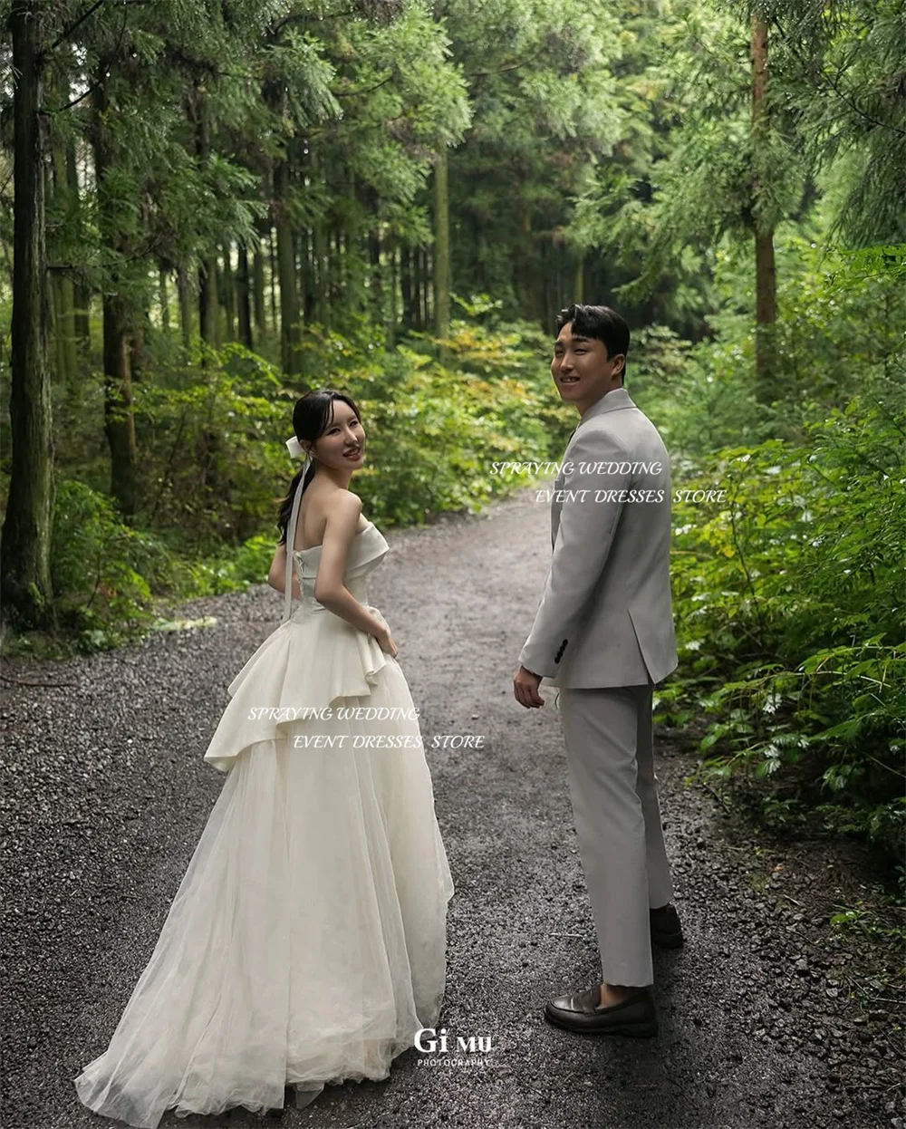 스프레이 우아한 아이보리 Tulle 새틴 한국 코르셋 웨딩 드레스 사진 촬영 Strapless Floor Length Tiered Bridal 가운 맞춤형