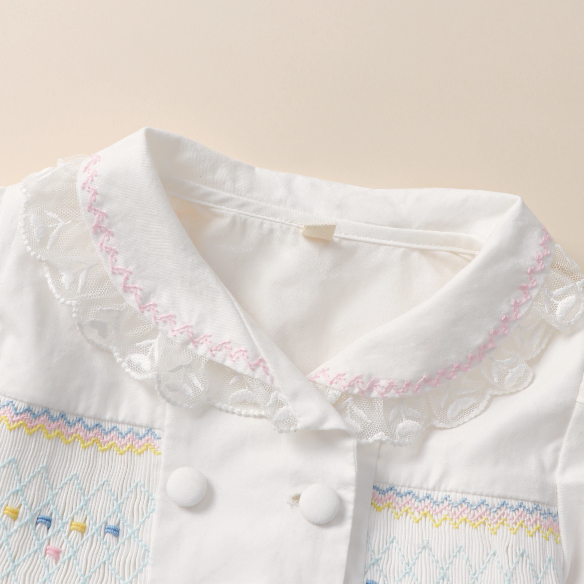 Handgefertigtes, smokiertes Babykleid im spanischen Vintage-Stil, Boutique-Kleid für Kleinkinder, weißes Taufkleid mit Peter-Pan-Kragen und Schleife, Bloomer-Set – Detail 9