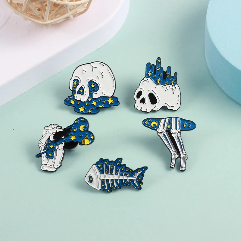 กะโหลกศีรษะ Blue Starry Sky Series เคลือบ Pin Fishbone มือกระดูกขาหัวใจเข็มกลัด Badge Punk เครื่องประดับขายส่ง