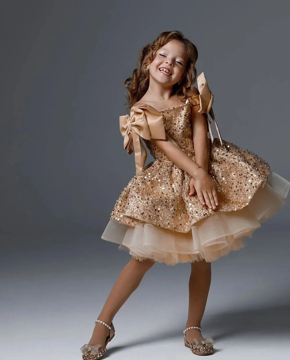 ที่กําหนดเองแชมเปญดอกไม้สําหรับงานแต่งงาน Glitter Sequins กับโบว์ Puffy ปิดไหล่เด็กวันเกิด Party Ball Gown