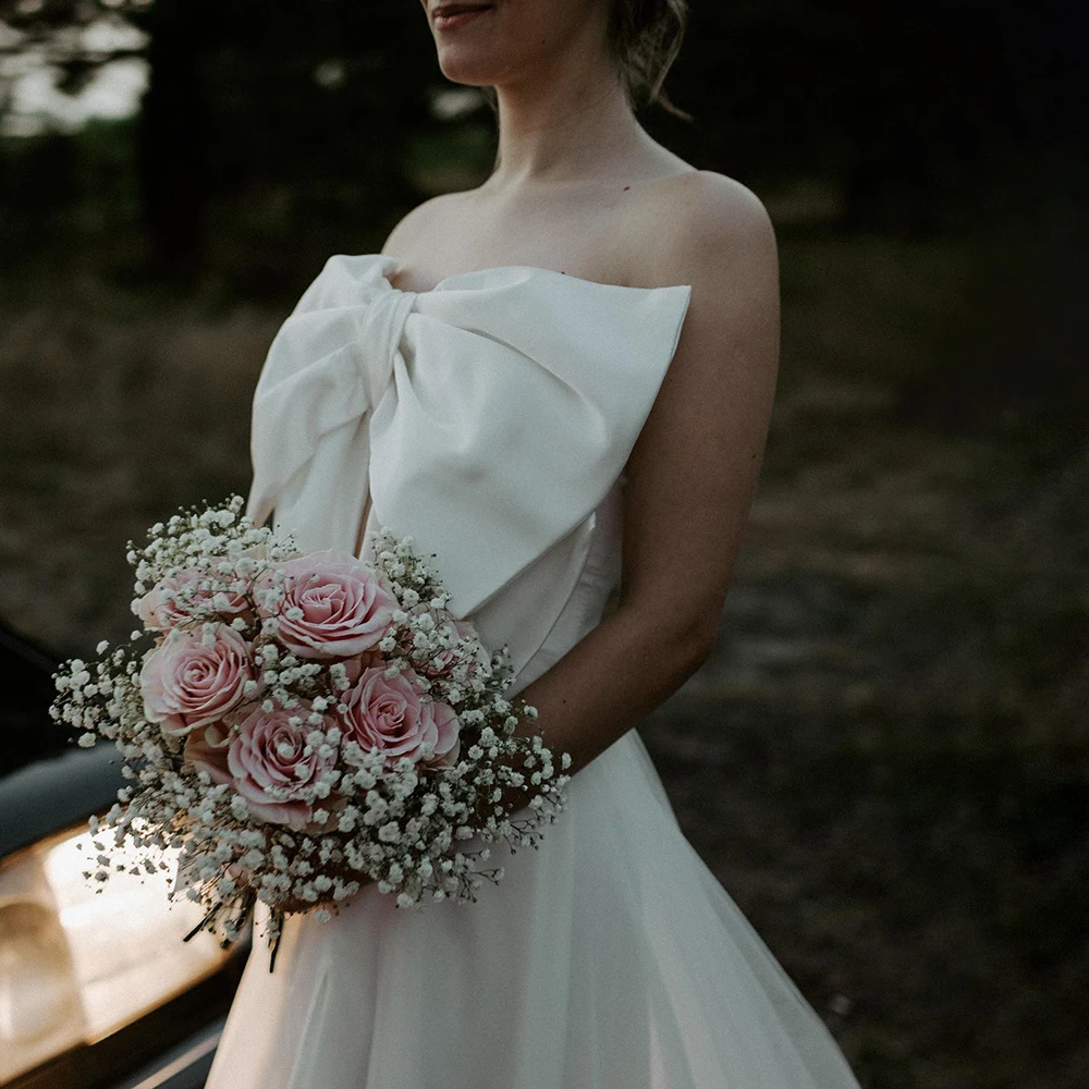 Strapless cetim grande arco simples vestidos de noiva uma linha tule alta divisão sem mangas chique elegante praia ao ar livre vestido de casamento