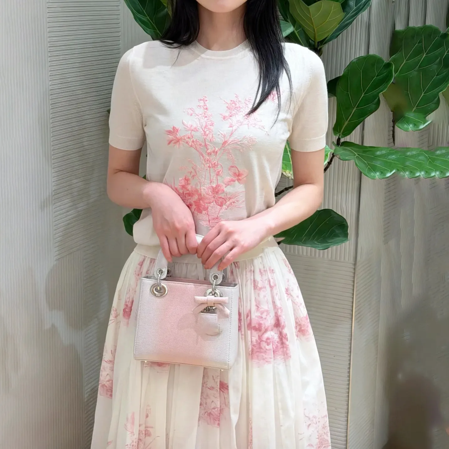 

Новая легкая дышащая вязаная блузка 2026 года с круглым вырезом, коротким рукавом и тонкой вышивкой в виде цветов и бабочек