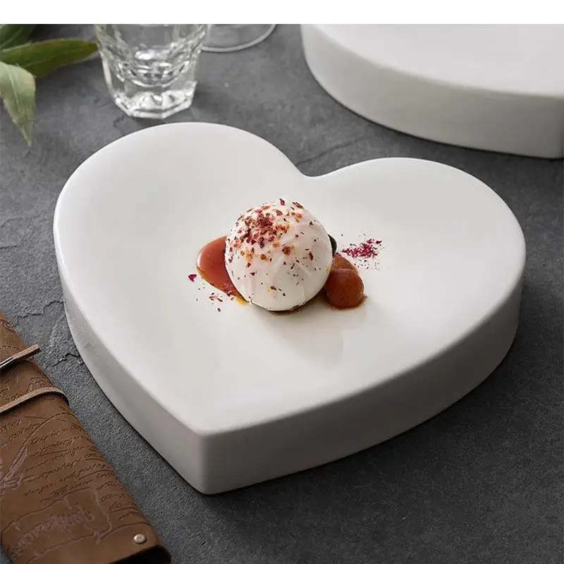 

Чисто-белая керамическая тарелка в форме сердца для ресторана: для суши, десертов, пасты. Специальная посуда.