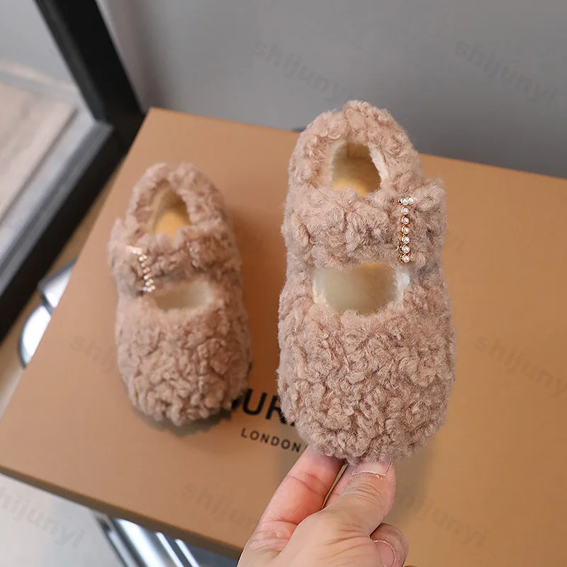 Moda Rhinestone Buckle Flats 2024 Winter New Children Fur Cover Toe Light Warm Kids Casual Shoe Plush Non-slip Mary Jane Shoe