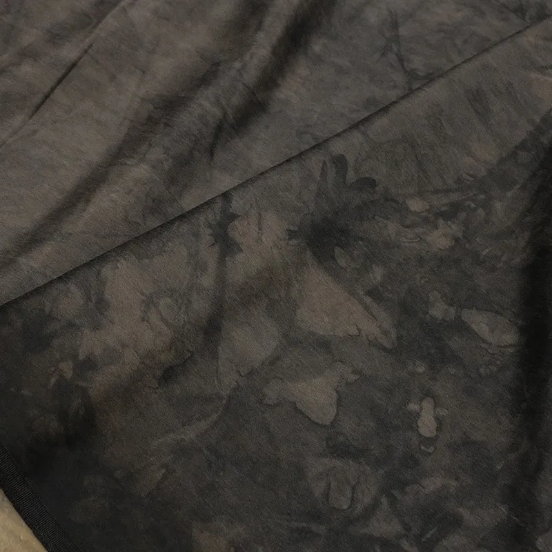 ผ้าไหมซาตินเนื้อหนาสองด้าน ลายมัดย้อมจากพืช  สมบัติทางวัฒนธรรมที่ไม่มีรูปแบบทางกายภาพ  ผ้าเซียงหยุนซา  สำหรับชุดสูท  ออกแบบโดยดีไซเนอร์