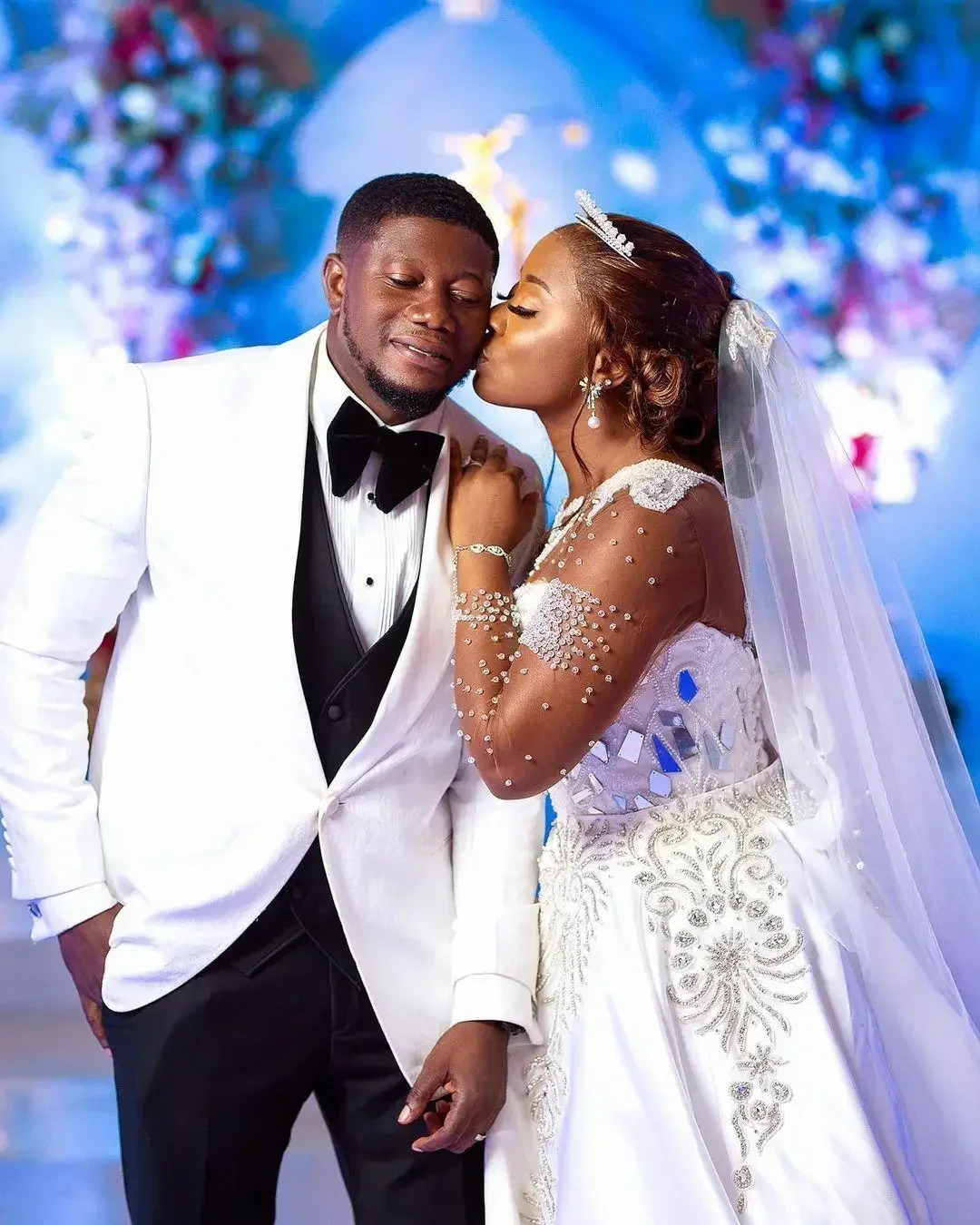 Maßgeschneiderte O-Ausschnitt Shinny Perlen Kristalle Hochzeitskleid bodenlangen Vestidos De Casament formale Split Side Brautkleider