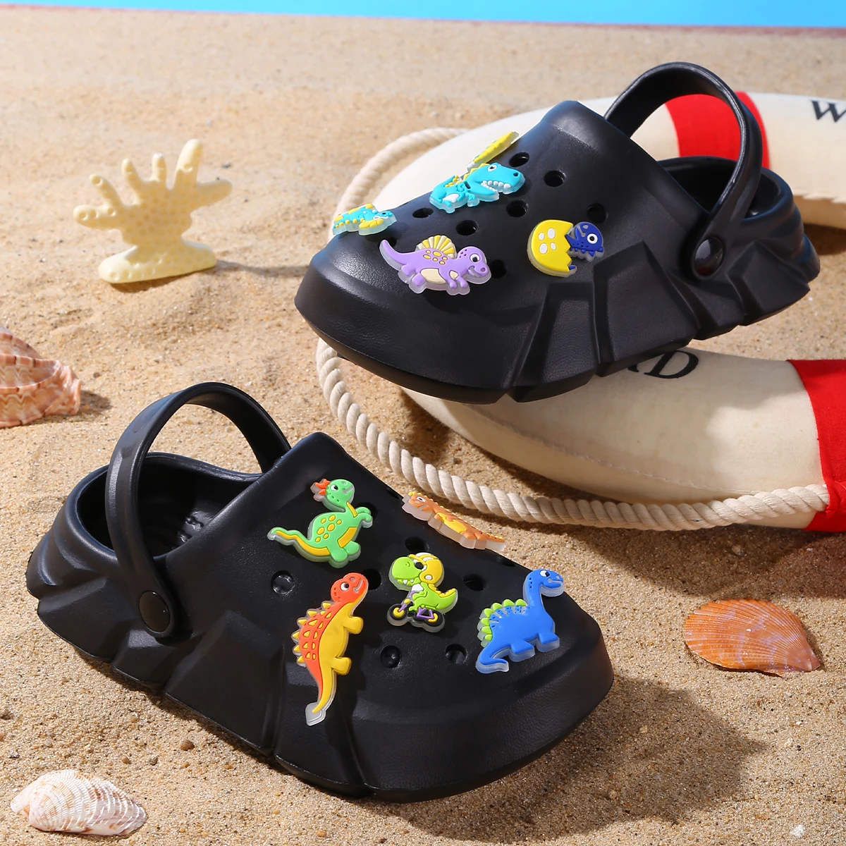 Atmungsaktive Freizeit-Clogs für Jungen mit leuchtender Cartoon-Dinosaurier-Dekoration, leichte Clogs für Dusche, Strand und Pool 3057 – Detail 24