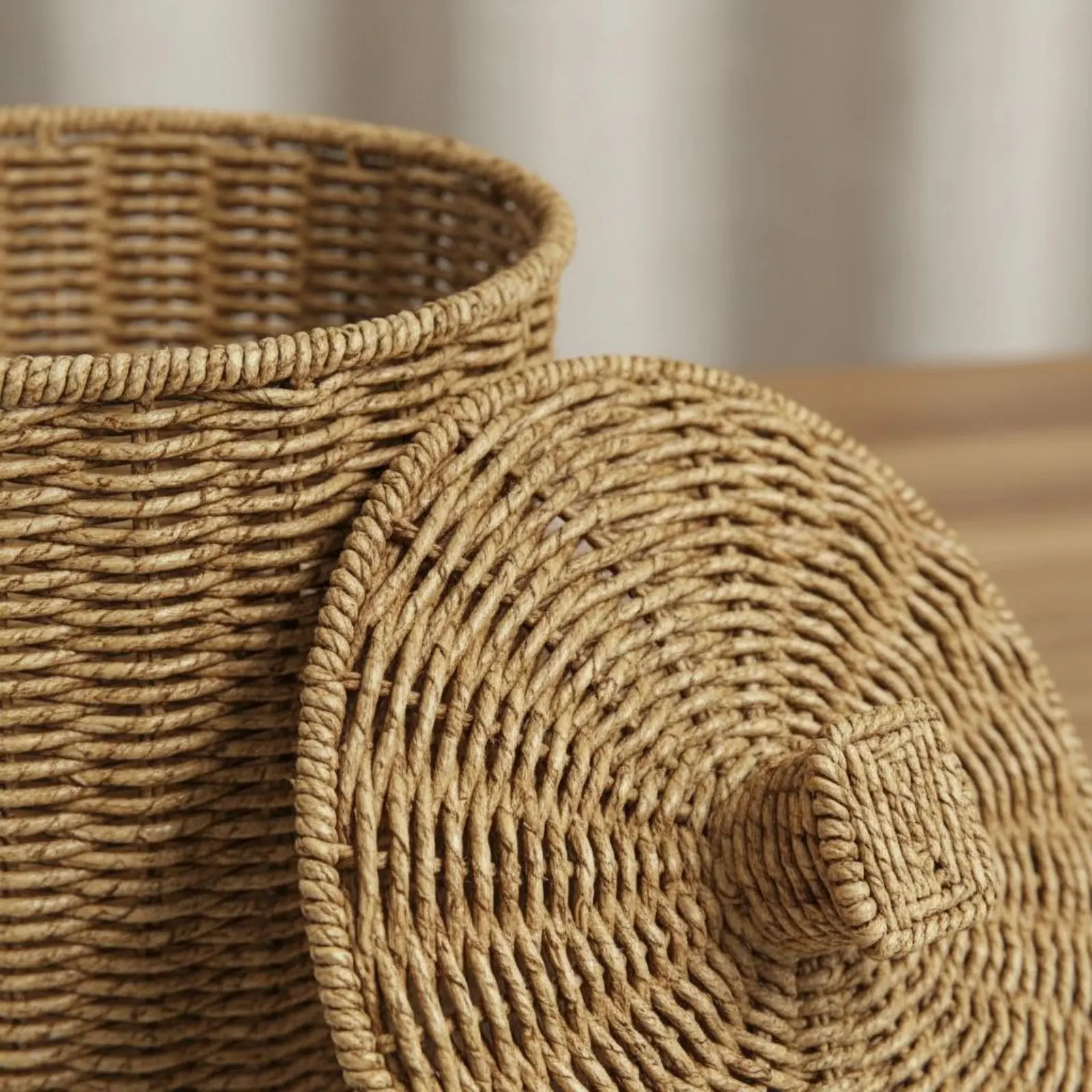 

Lidded Trash Bin Retro Design Rattan Waste Bin Wicker Trash Can Decorative Wastebasket Handwoven for Living Room, Bedroom