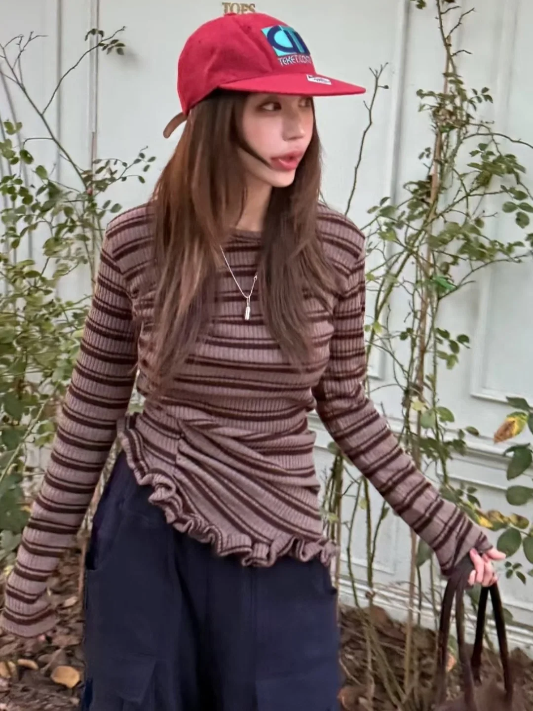 

Slimming Effect Long Sve round Ne Striped T-irt Asymmetrical Design Korean Sle Women's Faion Autumn 2025