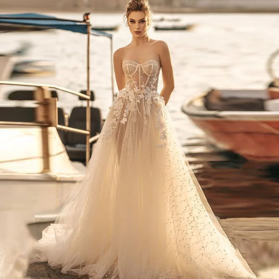 Chic Ivory A Line Wedding Party Dresses Strapless Sweetheart Lace Prom Gowns Applique Tulle Beach Wedding Bridal Dress