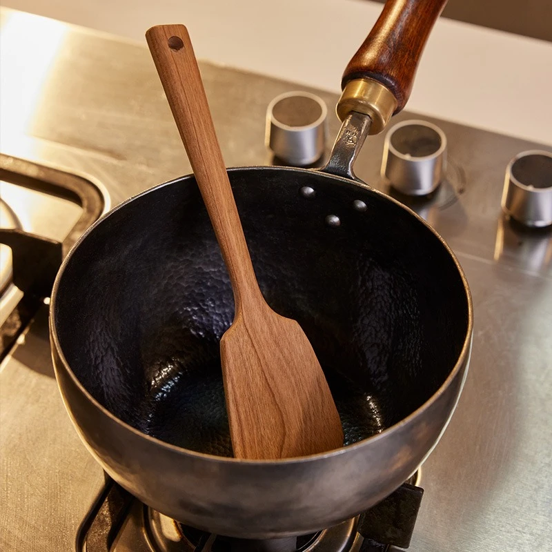 Zestaw drewnianych szpatułek i łyżek do garnków z litego drewna wiśniowego, ręcznie robione szpatułki z lakierowanej drewnianej powierzchni, odporne na wysokie temperatury szpatułki do gotowania.